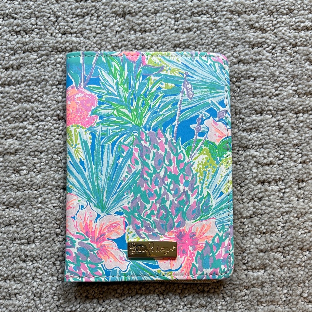 Lilly Pulitzer Vegan Leather Swizzle In Passport Cover BRAND NEW